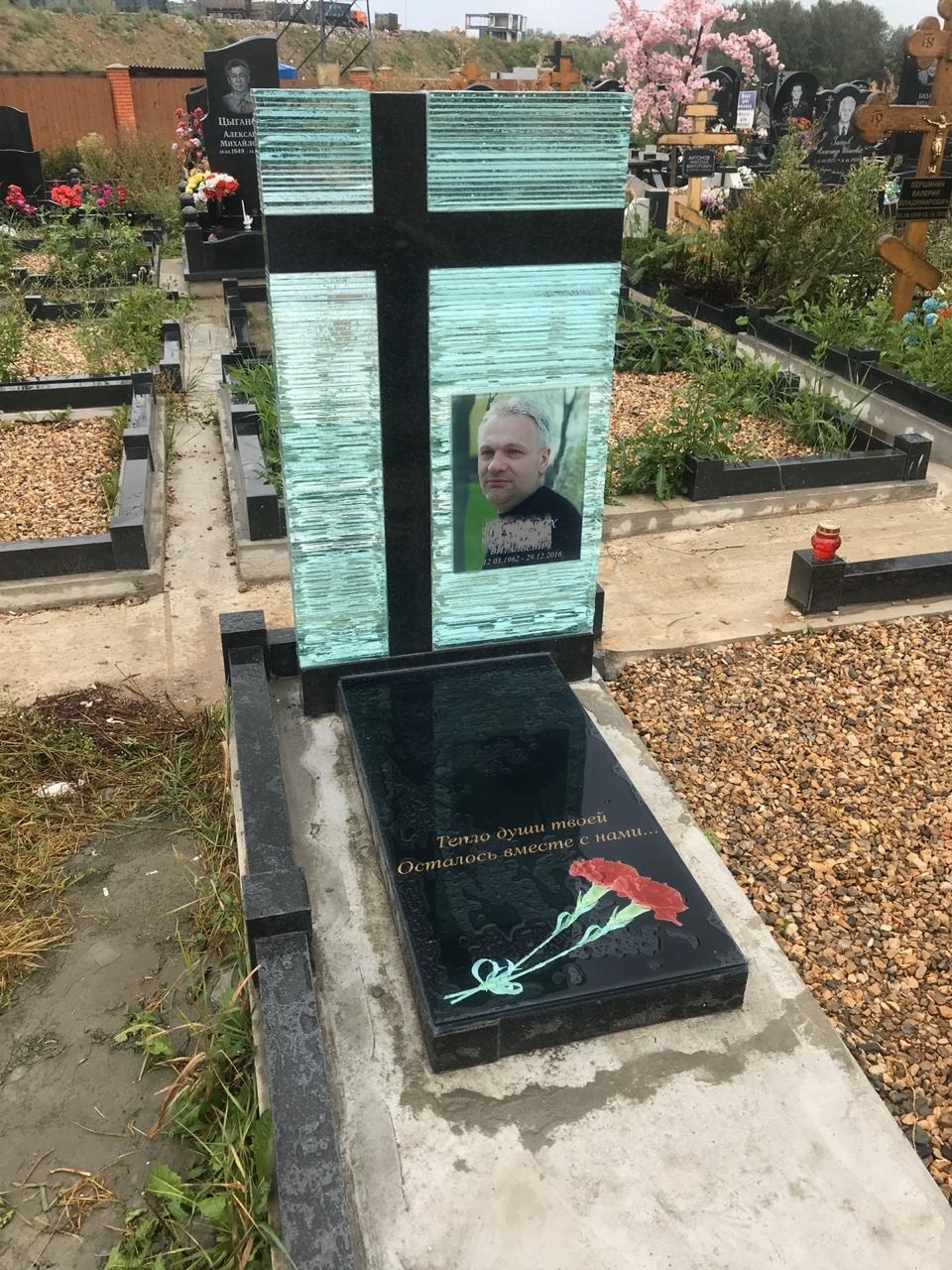 Памятники из наборного стекла